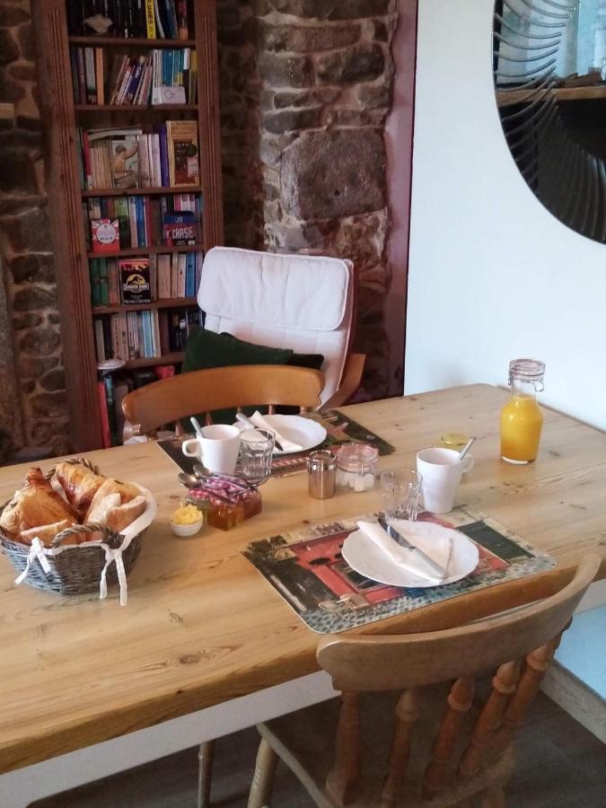 38 Friaudour Panzió Saint-Pardoux-lʼOrtigier Kültér fotó