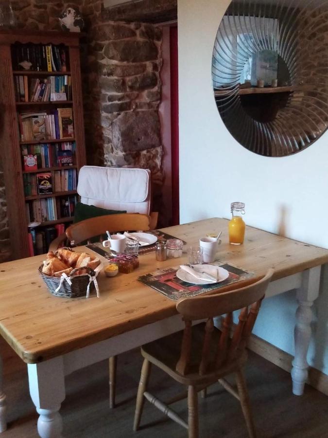 38 Friaudour Panzió Saint-Pardoux-lʼOrtigier Kültér fotó